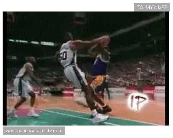 奥尼尔篮下强打打造统治力，关键时刻篮板球全面压制对手