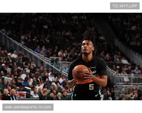 斯蒂芬·卡斯尔无球跑动提升三分效率明显超过队内平均水平